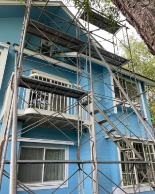 キツツキが開けた３箇所の穴を塞ぐため、足場を組んでもらいました。
とっても大掛かり💦

#野辺山
#野辺山高原
#南牧村
#南牧村から
#八ヶ岳
#ペンション
#ペンションさんかくじょうぎ
#料理の美味しい宿
#さんかくじょうぎ
#料理の美味しい宿さんかくじょうぎ 
#足場
#キツツキ
#修繕
#工事